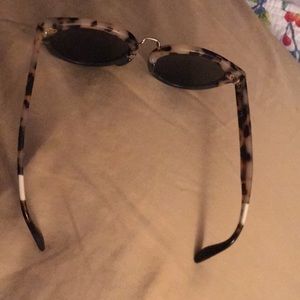 Toms women’s tortoise shell sunglasses “Yvette”